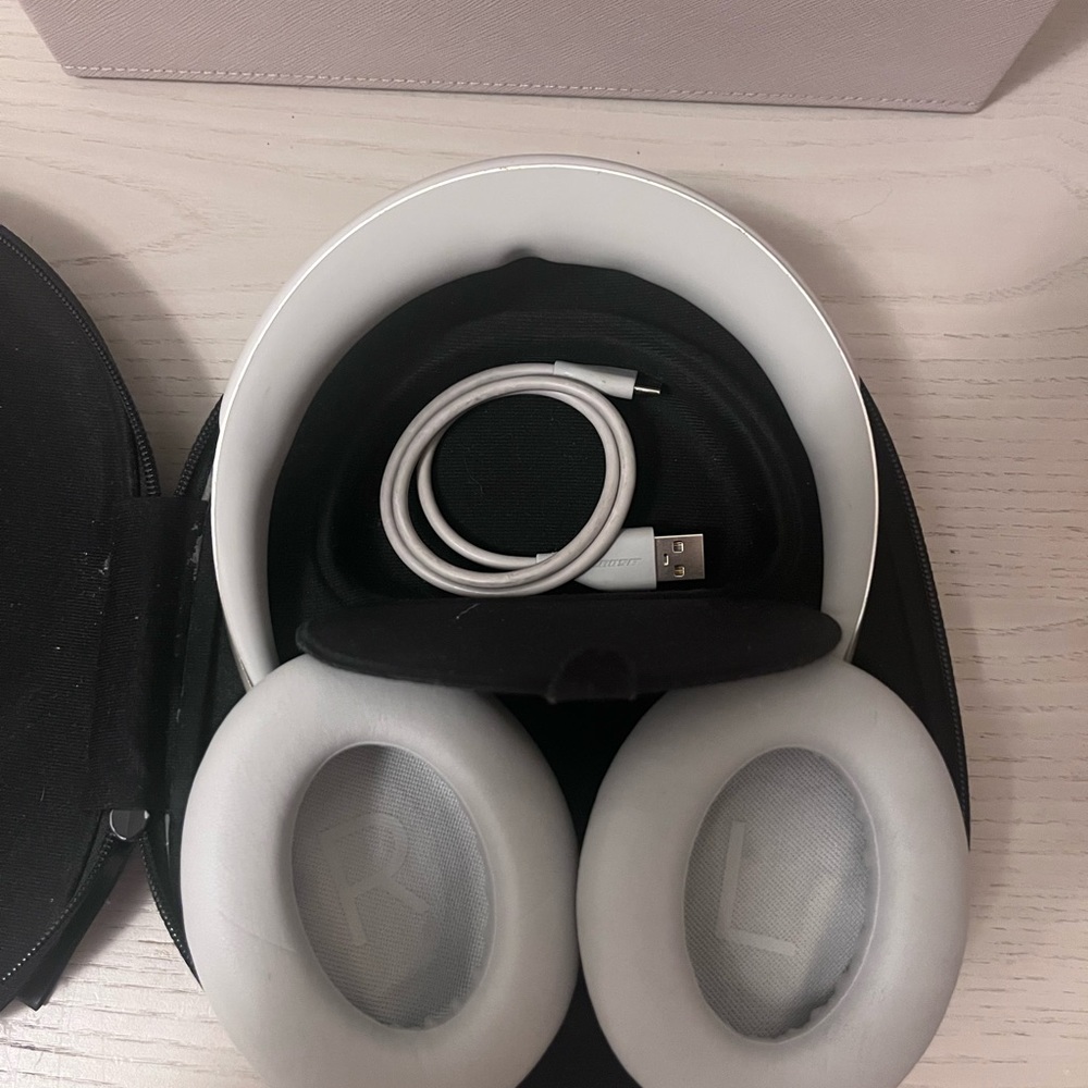Bose noise cancelling headphones 700